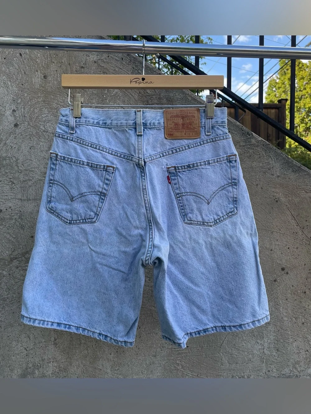 Y2k paper tag Levi’s 550 relaxed fit lightwash jorts size 30”